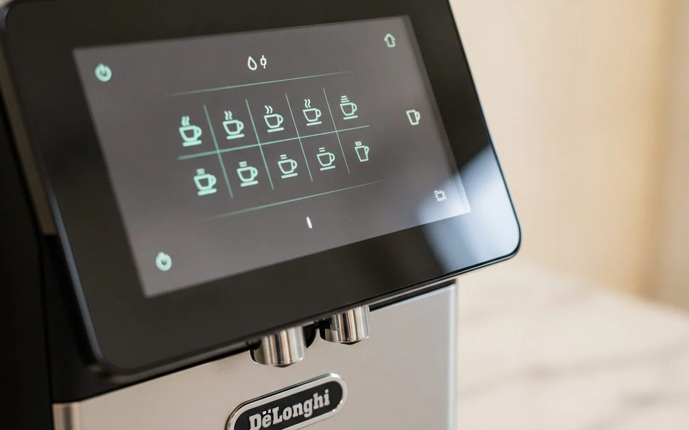 De'Longhi Eletta Explore touchscreen interface and display panel for hot and cold beverage selection